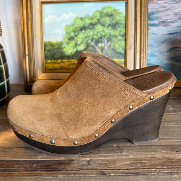 Women's UGG Natural Tan Suede Studded Sheepskin Toe Wedge Clogs Size 10 NEW - Picture 3 of 12